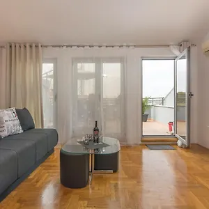  Apartment Centre Sea View
